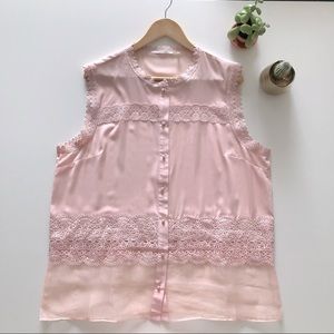 Sleeveless lace blouse very detailed
